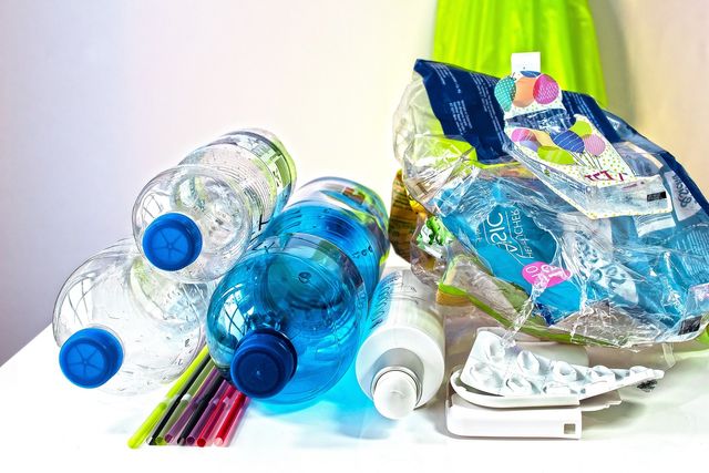 Abgabe auf Einwegplastik:   Hersteller*innen zahlen für Plastikmüll
